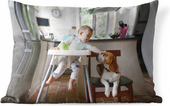 Coussins d'extérieur - Jardin - Bébé en chaise haute caresse un chien -  50x30 cm | bol.com