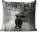 Buitenkussens - Tuin - Honden quote 'Don't pet, I might bite' tegen een achtergrond met en rennende teckel - 60x60 cm