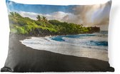 Buitenkussens - Tuin - Een zwart zandstrand van Hawaii - 50x30 cm