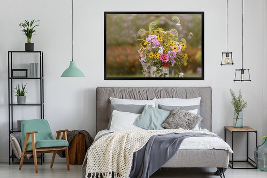 Cadre photo - Ancien arrosoir rempli de fleurs Cadre photo noir sans passe-partout 120x80 cm - Affiche sous cadre (Décoration murale salon / chambre)