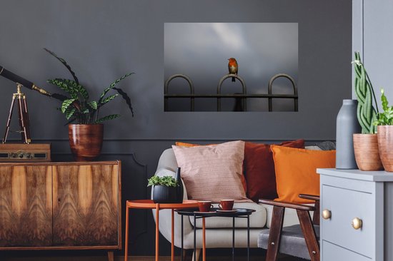 Sticker Muursticker Robin - rouge-gorge sur clôture contre ciel gris foncé - 90x60 cm - film adhésif autocollant - sticker mural repositionnable