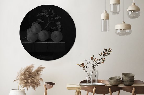 Nature morte aux cinq abricots - peinture d'Adriaen Coorte en noir et blanc. Cercle mural en aluminium