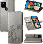 Voor Google Pixel 5A vierbladige gesp reliëf gesp mobiele telefoon bescherming lederen tas met lanyard & kaartsleuf & portemonnee & beugel functie (grijs)