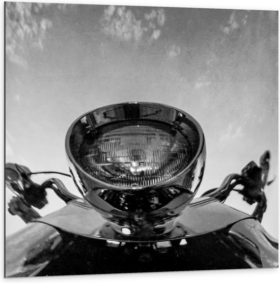 Dibond - Onderaanzicht Koplamp van Scooter (Zwart/wit) - 100x100cm Foto op Aluminium (Wanddecoratie van metaal)