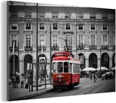 Wanddecoratie Metaal - Aluminium Schilderij Industrieel - Zwart-wit foto met een rode tram - 120x80 cm - Dibond - Foto op aluminium - Industriële muurdecoratie - Voor de woonkamer/slaapkamer