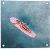 Tuinposter – Roze Surfbord met Surfster - 50x50cm Foto op Tuinposter  (wanddecoratie voor buiten en binnen)