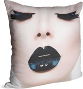 Vrouw met zwarte lippen - Foto op Sierkussen - 60 x 60 cm
