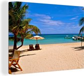 Palmiers avec chaise de plage et parasol sur la plage de Bay Islands Toile 80x60 cm - Tirage photo sur toile (Décoration murale salon / chambre)
