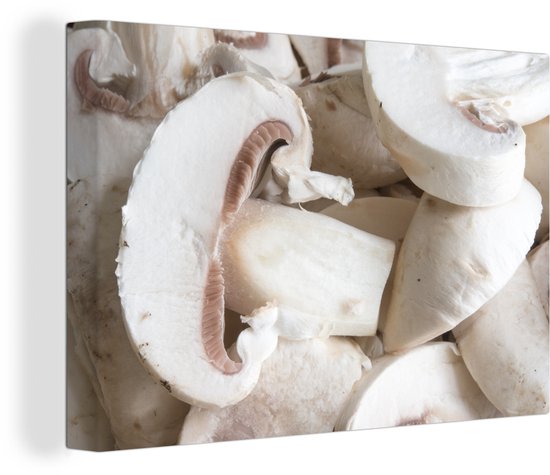 Canvas schilderij met een close-up van in stukken gesneden champignons, zwevend voor een witte achtergrond.
