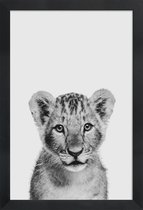 JUNIQE - Poster in houten lijst Lion Cub II Classic -20x30 /Wit &