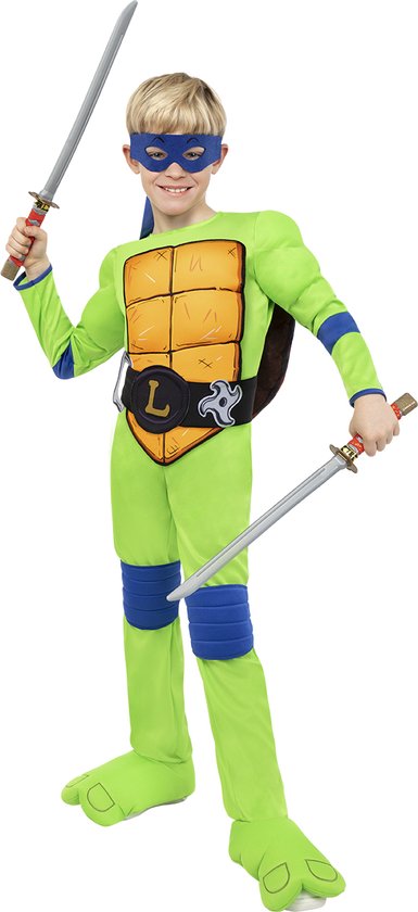 Jongen in een groen Leonardo-kostuum met blauw masker, houdend twee speelgoedzwaarden.