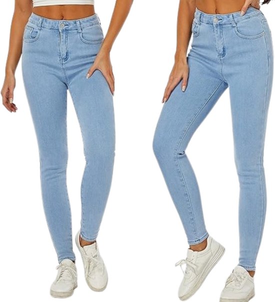 Twee modellen dragen een lichte spijkerbroek in skinny fit met witte sneakers.