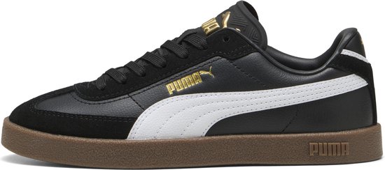 Zijzicht op een zwarte Puma sneaker met witte Puma-streep en gouden logo, bruine zool.