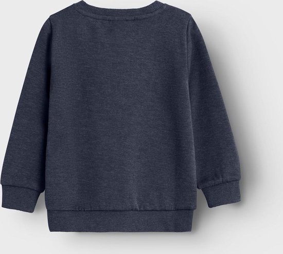 Achterkant van een effen donkerblauwe sweater met lange mouwen.