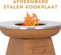 Vlammen in een roestbruine vuurschaal met een afneembare stalen kookplaat.