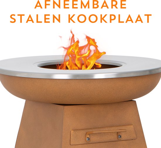 Vlammen in een roestbruine vuurschaal met een afneembare stalen kookplaat.