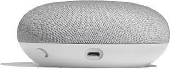Zijaanzicht van een lichtgrijze Google Nest Mini met een micro-USB-poort aan de onderkant.