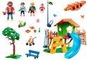 Playmobil speeltuin-onderdelen: huisje, glijbaan, schommel, klimmuur, scooter, bench, wip en figuren.