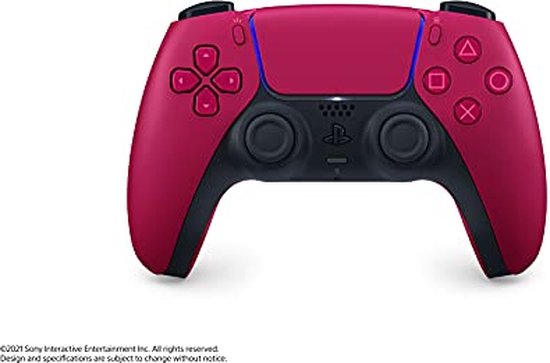 Vooraanzicht van de roze DualSense controller met copyright-tekst onderaan.