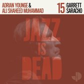 Pochette d'album avec le texte 'JAZZ IS DEAD' et les noms Adrian Younge, Ali Shaheed Muhammad et Garrett Saracho. L'image montre un portrait d'homme.