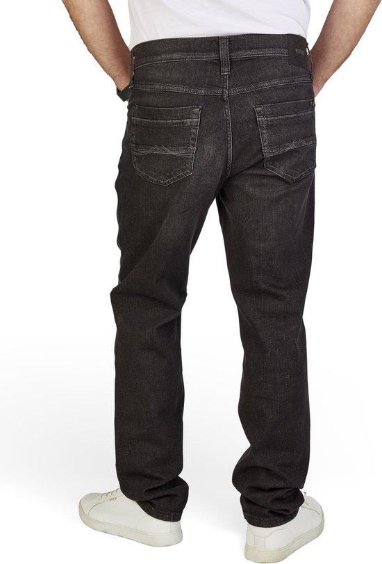 Achterkant van een man in een donkergrijze jeans met twee achterzakken.
