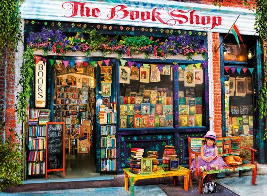 Een meisje in een paarse jurk en hoed zit op een bankje buiten een drukke boekwinkel, met de tekst 'The Book Shop' boven de ingang.