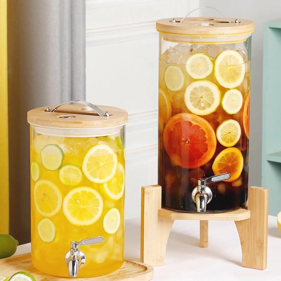 Twee glazen drankdispensers met houten standaard en kraantje, gevuld met schijfjes fruit en ijs.