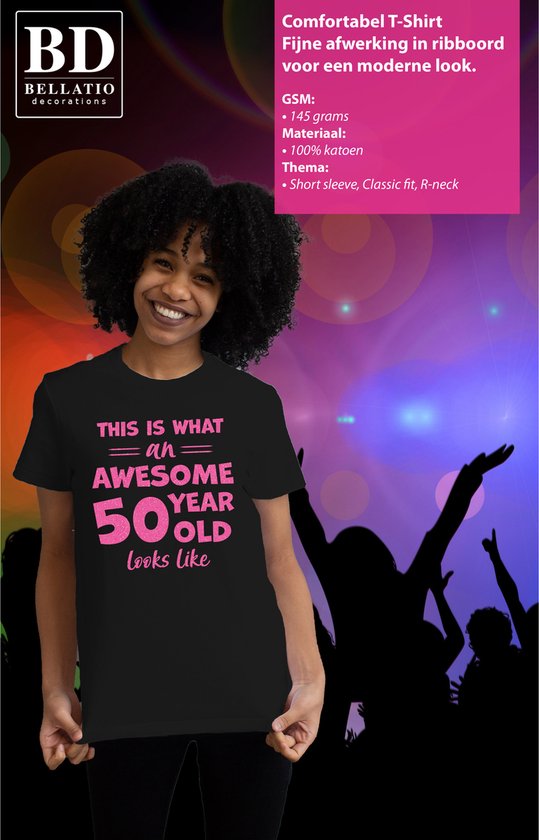 T-shirt noir avec texte pailleté rose "This is what an awesome 50 year old looks like", porté par un mannequin souriant avec une coupe afro.