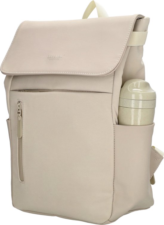 Zijaanzicht van een beige rugzak met een waterfles in de zijvak en een ritsvak aan de voorkant.