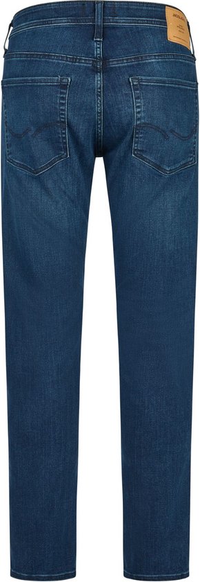 Achterkant van een blauwe Jack & Jones slim fit jeans met bruin label.