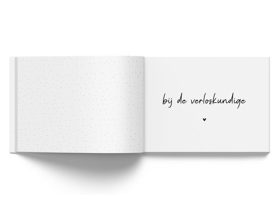 Openstaand echoboekje met op de linkerpagina een patroon van kleine stipjes en op de rechterpagina de tekst 'bij de verloskundige'.