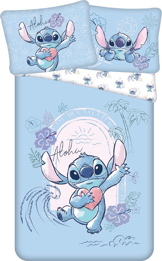 Een laken en kussensloop met Stitch, palmbomen, bloemen en de tekst 'Aloha'.