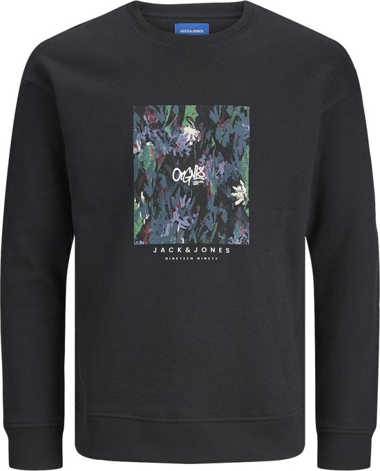 Zwarte sweater met ronde hals en een grafische print in groen, paars en blauw. "JACK & JONES NINETEEN NINETY" onder de print.
