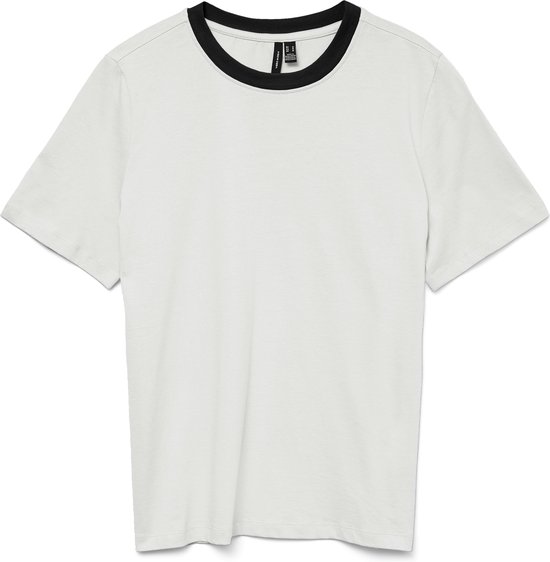 T-shirt blanc à manches courtes et col noir, sans modèle.