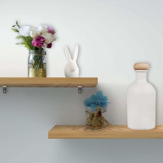 Twee houten planken met decoraties en zilverkleurige hoekbeugels.