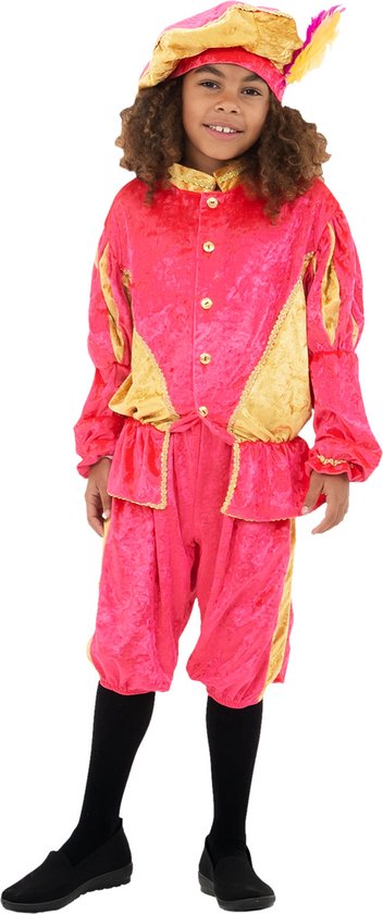 Een meisje in een roze pietenpak met gouden details, een baret met veer en zwarte sokken.