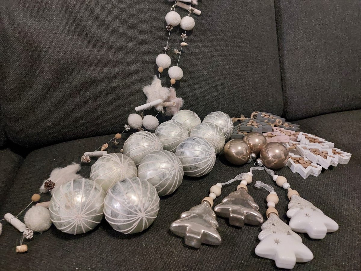Luxe Kerstdecoratie Set – Mix van Kerstballen - Houten Hangers en Guirlandes – 31-delige Kerstboomversiering