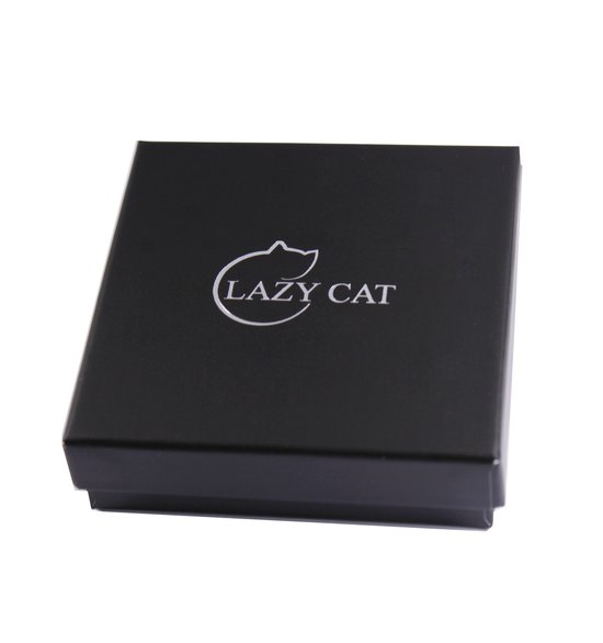Zwarte geschenkdoos met het Lazy Cat logo in zilver.