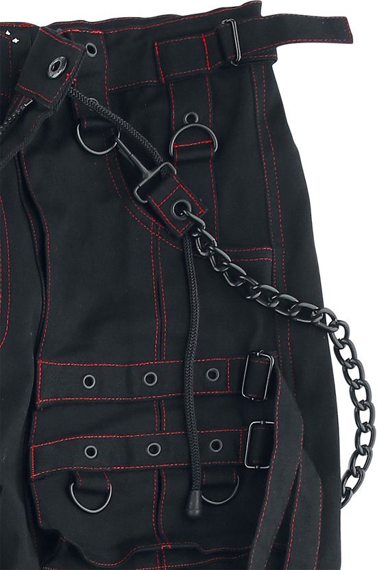 Detail van een zwarte cargobroek met rode stiksels, riemen, gespen, ringen en ketting.