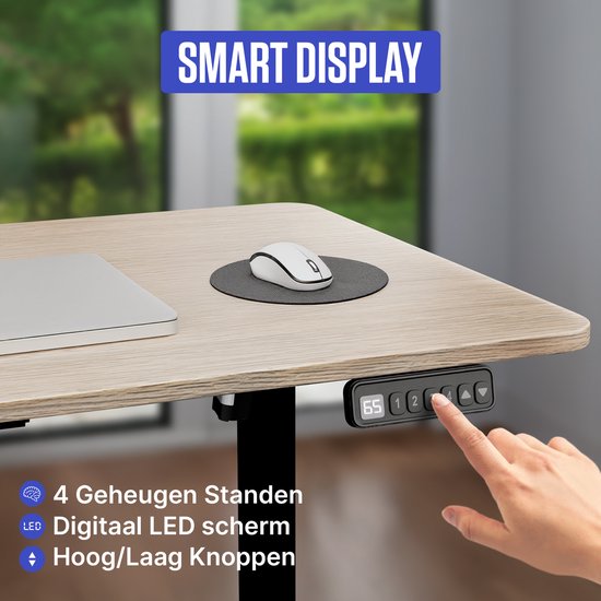 Close-up van een bureau met eiken blad. Hand bedient de bedieningsknop met digitaal display.