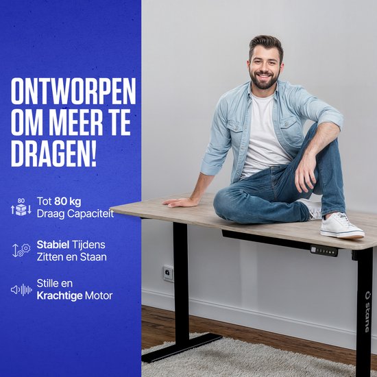 Elektrisch verstelbaar bureau met eiken blad, zwart onderstel. Man zit op bureau. Max 80kg.