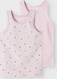 Twee roze hemdjes, waarvan één met een all-over print van kleine zwarte hartjes.