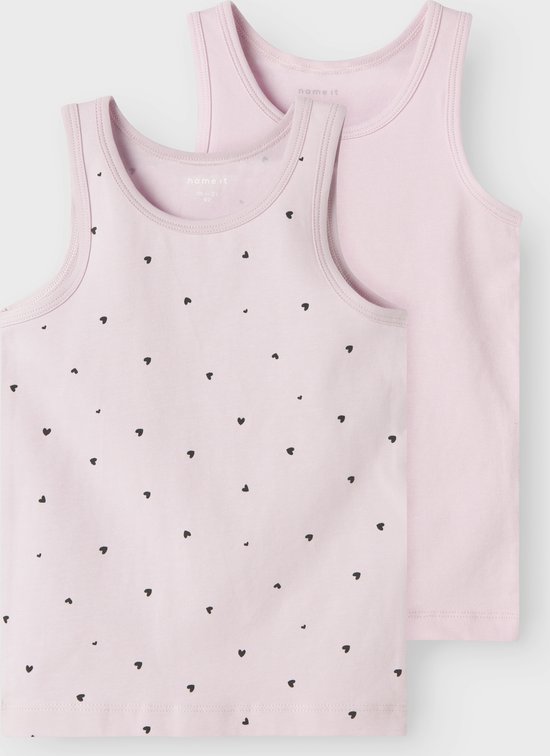 Twee roze hemdjes, waarvan één met een all-over print van kleine zwarte hartjes.