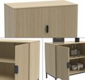 Drie close-ups van een eikenhouten dressoir met verticale ribbels. Toont deuren, een open kast met een plank en het dressoir met decoratie.