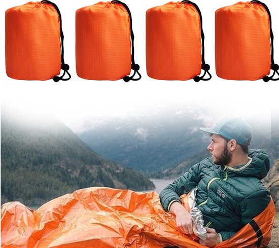 Vier oranje noodopvangzakken met trekkoord, boven een man in een groene jas die in een oranje slaapzak ligt.