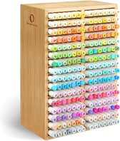 Houten marker organizer gevuld met honderden markers in alle kleuren, georganiseerd per rij.