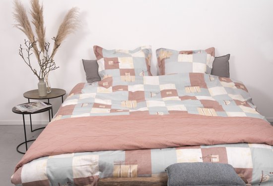 Joanna & Seasons Tweepersoons Dekbedovertrekset Roze Stippen Met Ruches - 200x200cm + 2 Kussenslopen