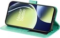 Groene telefoonhoes met kaartsleuven en een telefoon met de tekst 'Never Settle'.