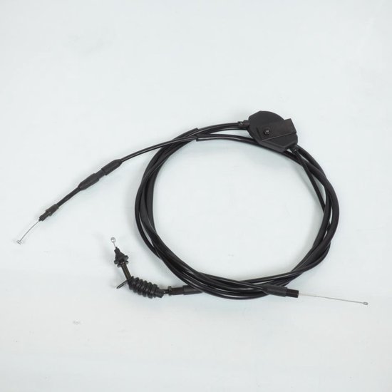 Câble d'accélérateur noir avec une courbe, câble métallique et un manchon de protection en caoutchouc.