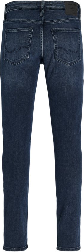 Achterkant van een man in een donkerblauwe jeans.
